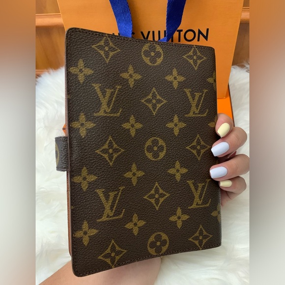 Sold✨LV MONOGRAM AGENDA MM ✨
Perfect for upcoming 2️⃣0️⃣2️⃣5️⃣😍🌷 - Picture 5 of 16